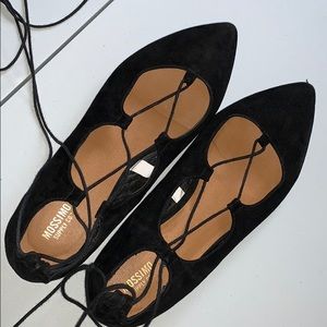 Lace up black flats so cute!